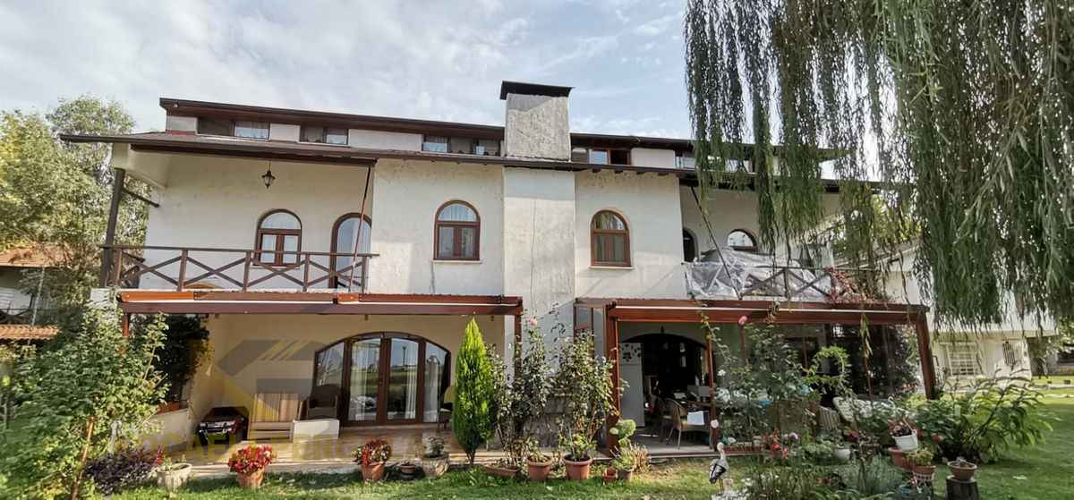 Eşme Villa Verandasında Ferahlık Sunan Askılı Pergola