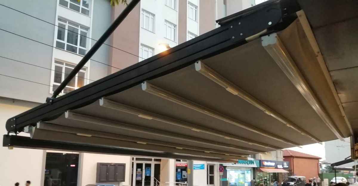 Kafe Önünde Kesintisiz Görünüm Sunan Askılı Pergola