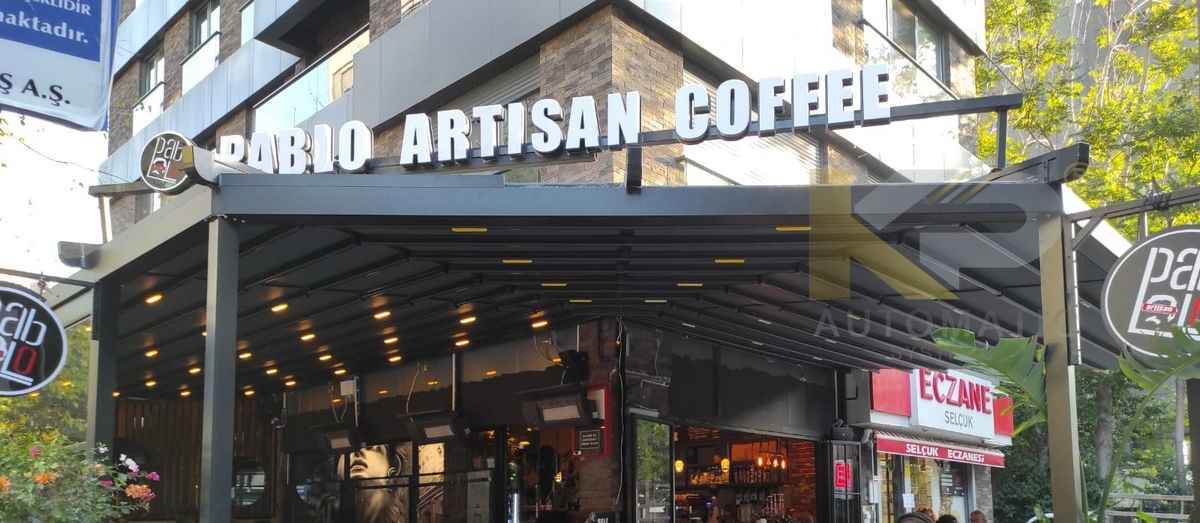 Tuzla'da Bir Kafe İçin Geniş ve Estetik Otomatik Pergola Çözümü
